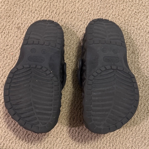CROCS Kids Black Textured Shoes- size 12 kids - Picture 2 of 4